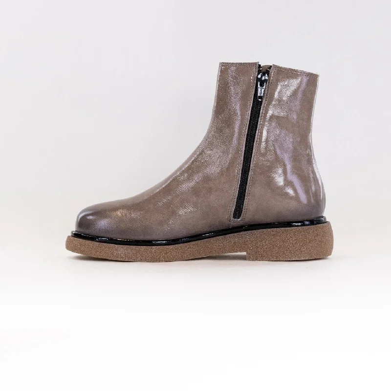 Eric Michael Garda (Women's) - Taupe